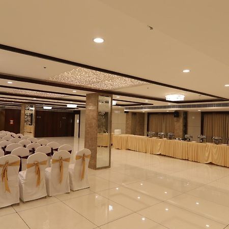 Sri Sri Sri Hotel Khammam Екстериор снимка