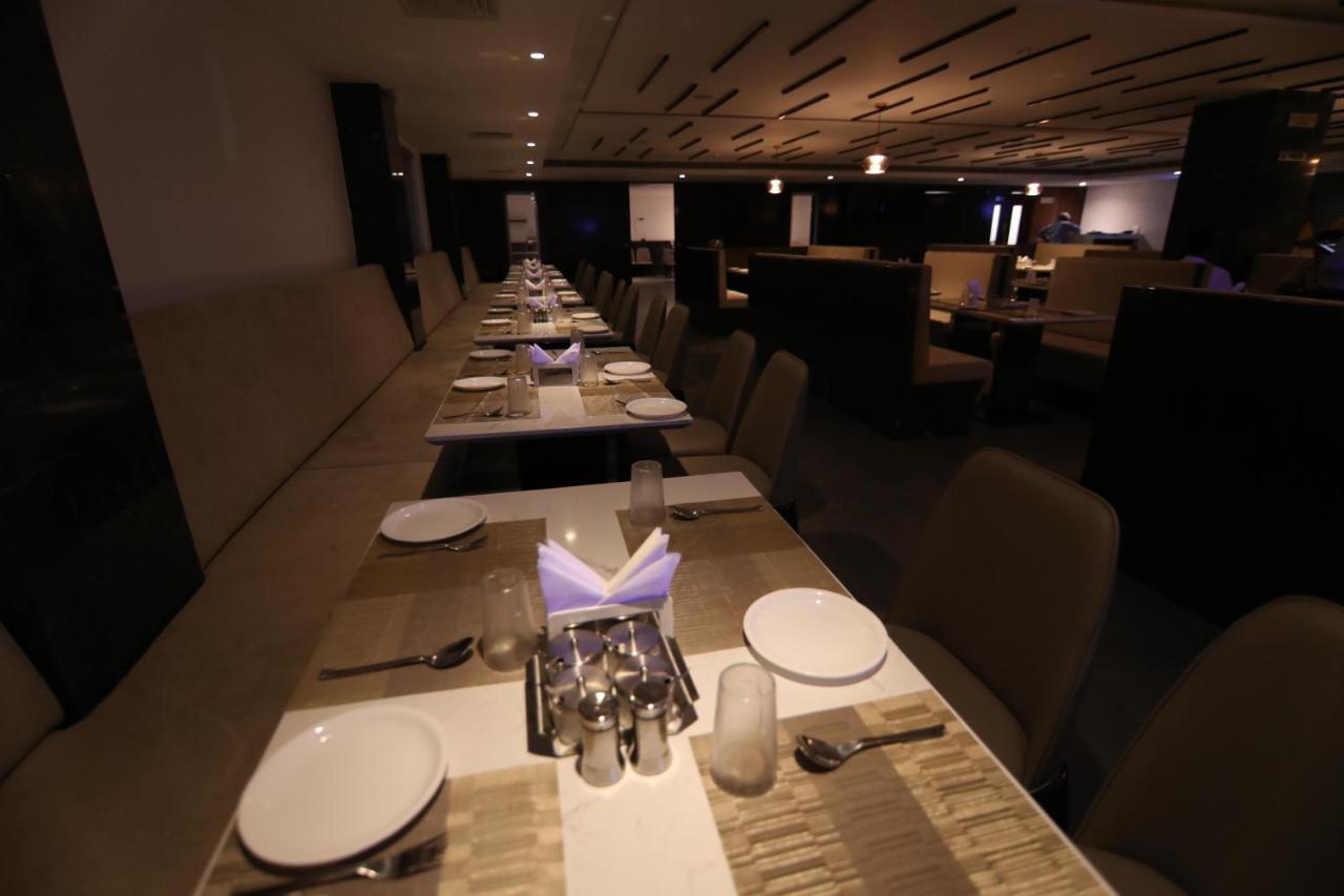 Sri Sri Sri Hotel Khammam Екстериор снимка