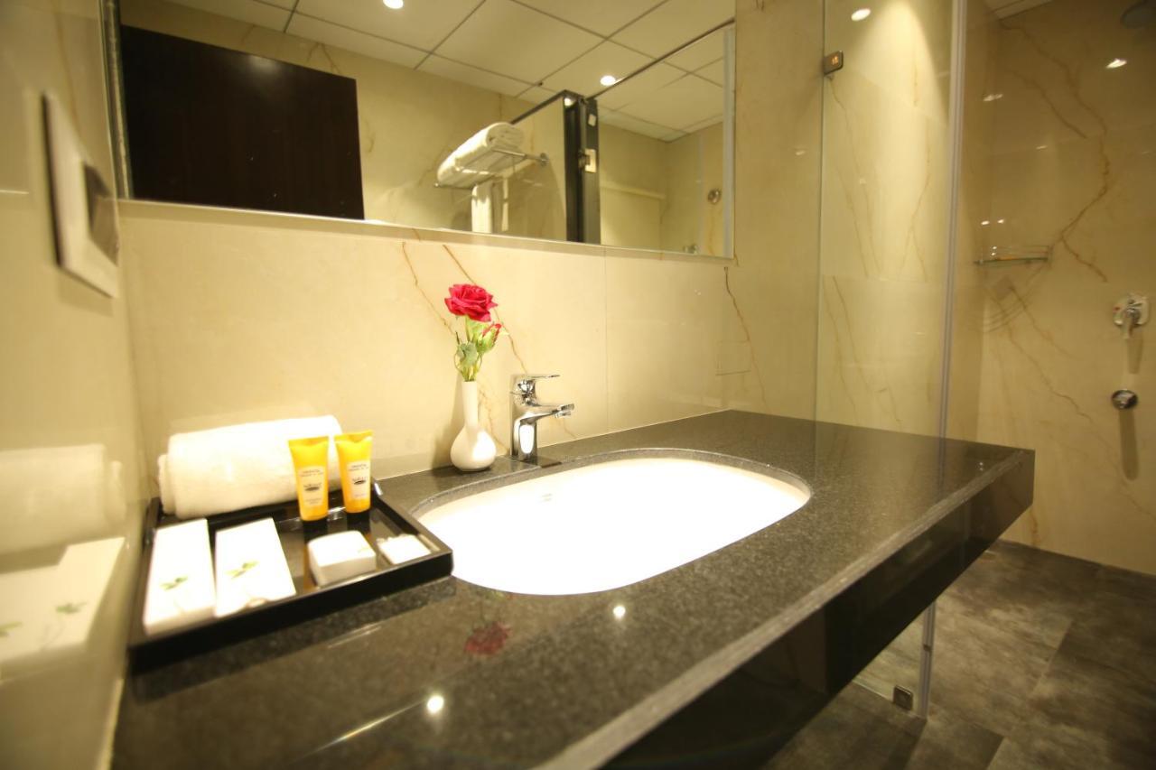 Sri Sri Sri Hotel Khammam Екстериор снимка