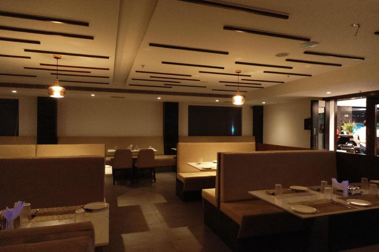 Sri Sri Sri Hotel Khammam Екстериор снимка