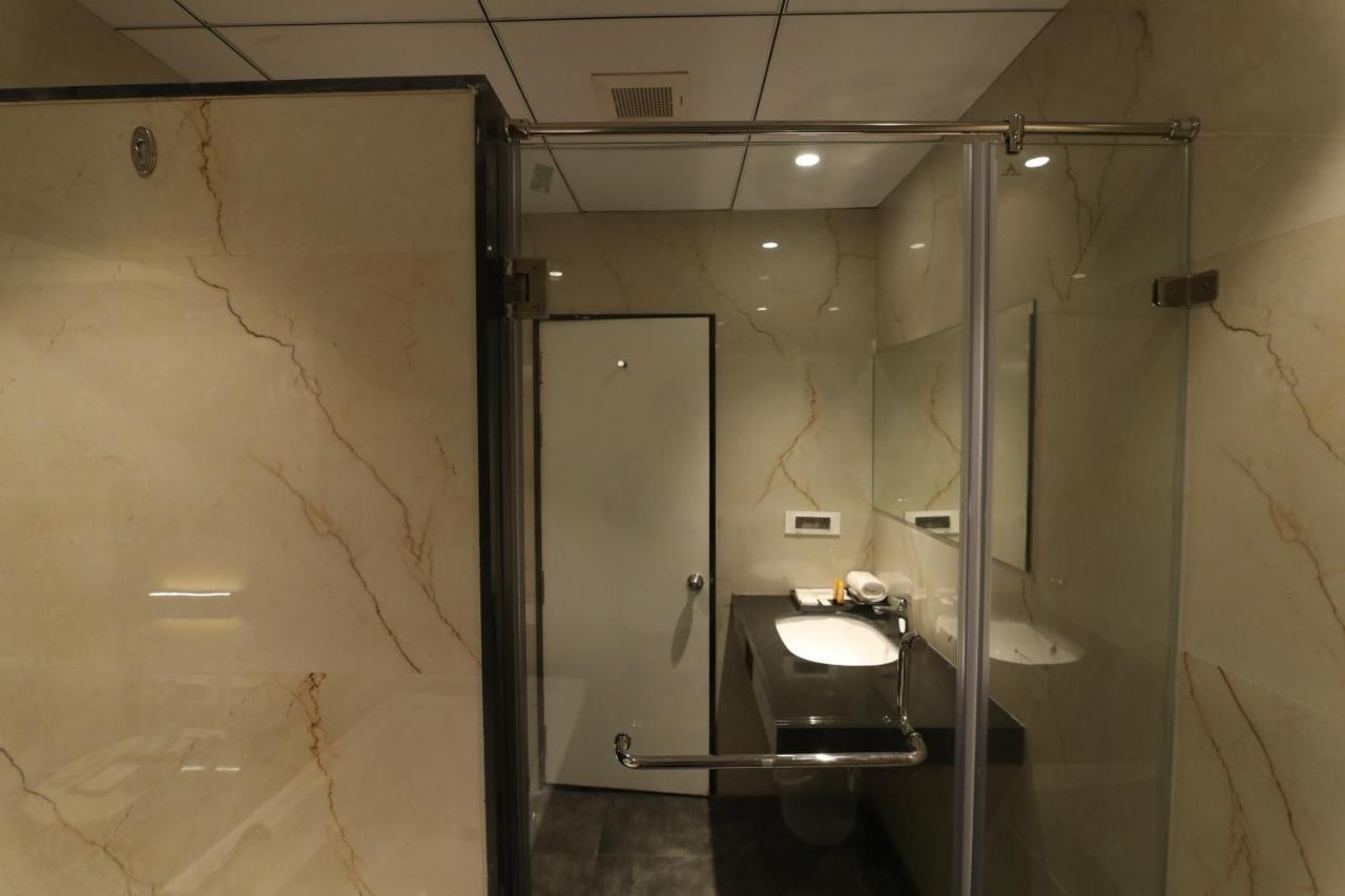 Sri Sri Sri Hotel Khammam Екстериор снимка
