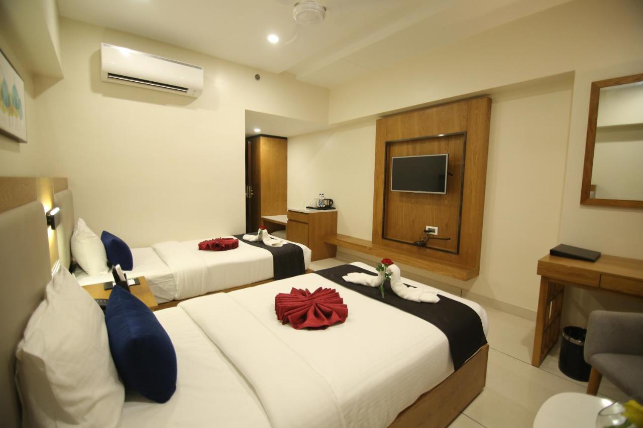 Sri Sri Sri Hotel Khammam Екстериор снимка