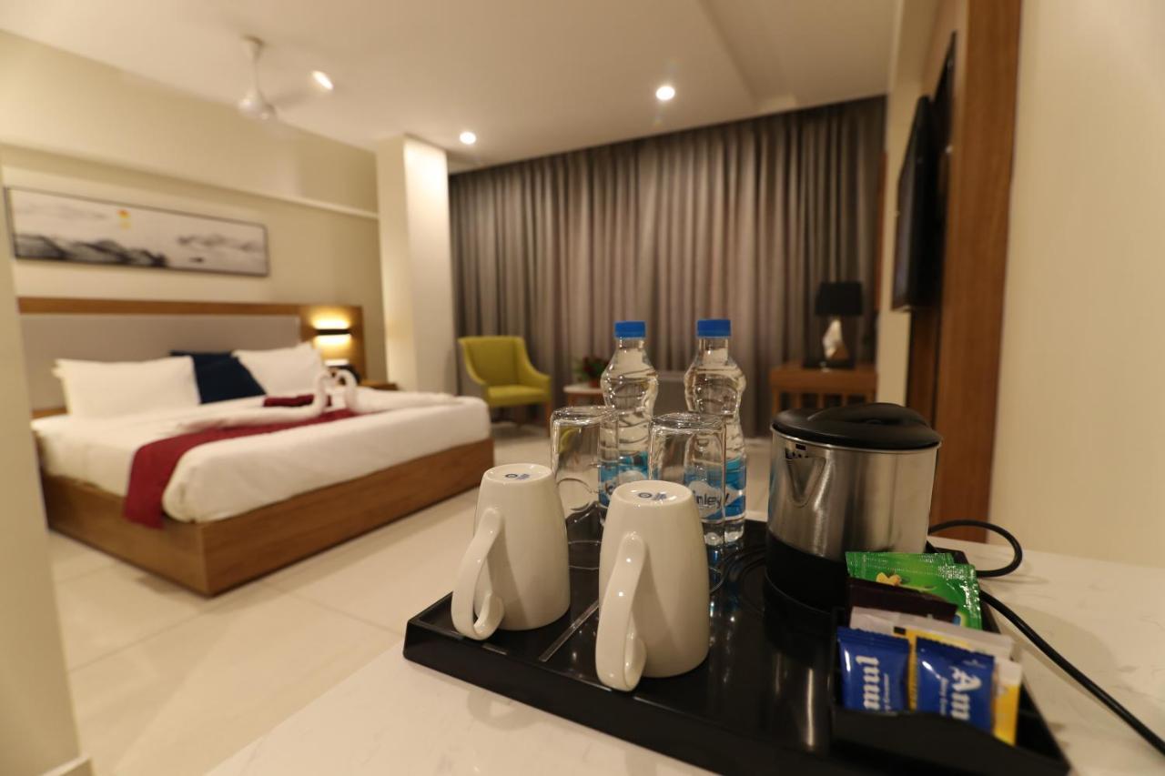 Sri Sri Sri Hotel Khammam Екстериор снимка