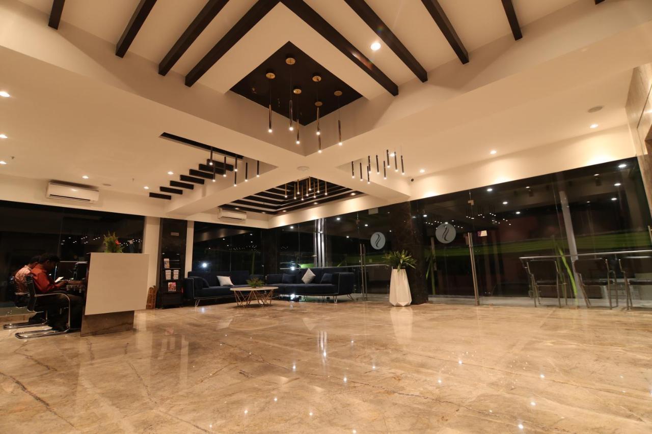 Sri Sri Sri Hotel Khammam Екстериор снимка