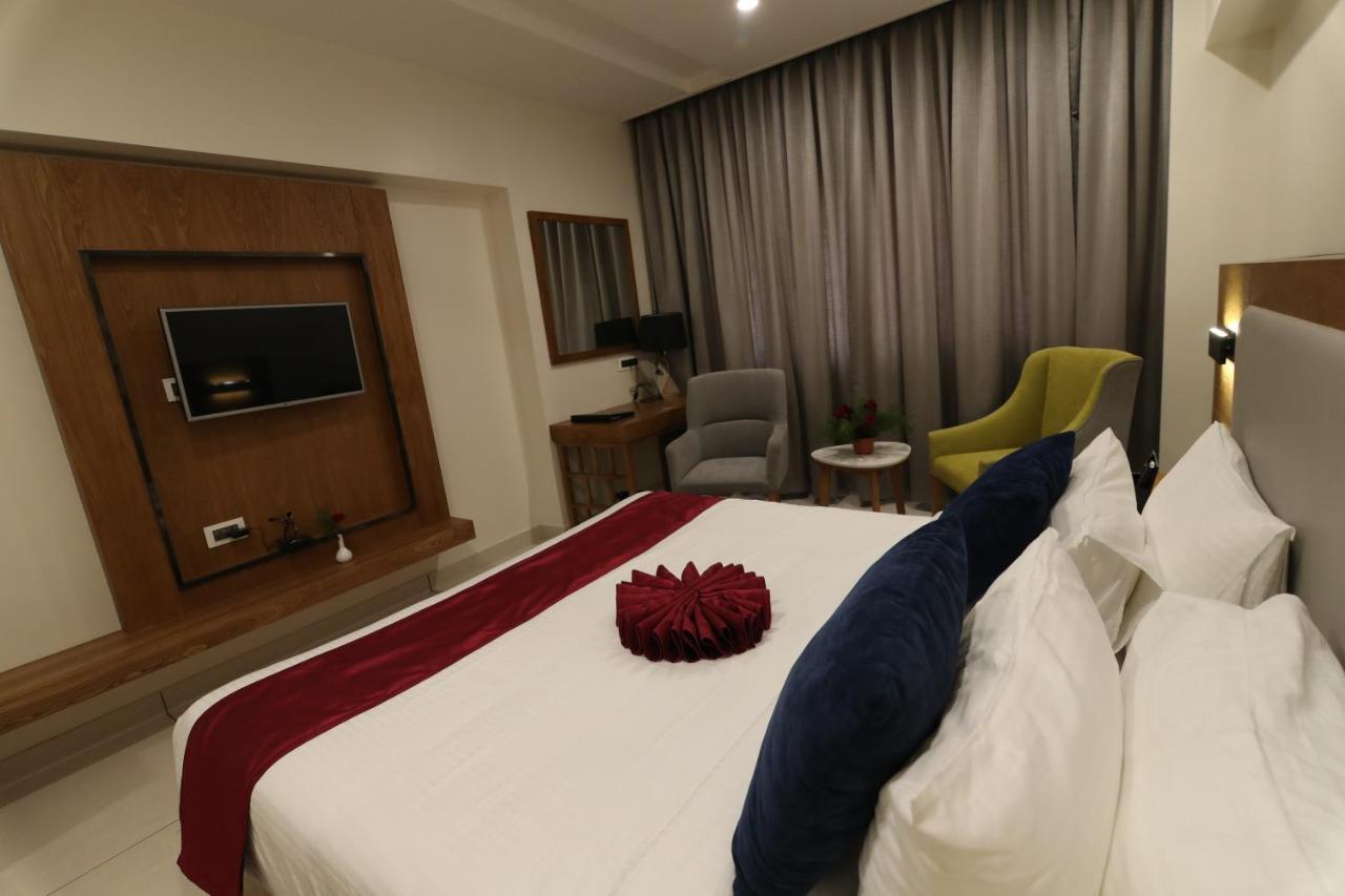 Sri Sri Sri Hotel Khammam Екстериор снимка