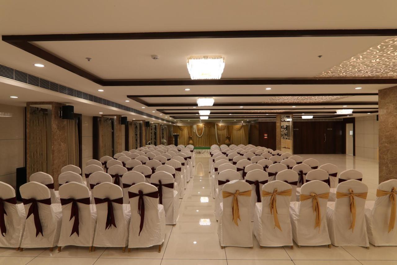 Sri Sri Sri Hotel Khammam Екстериор снимка