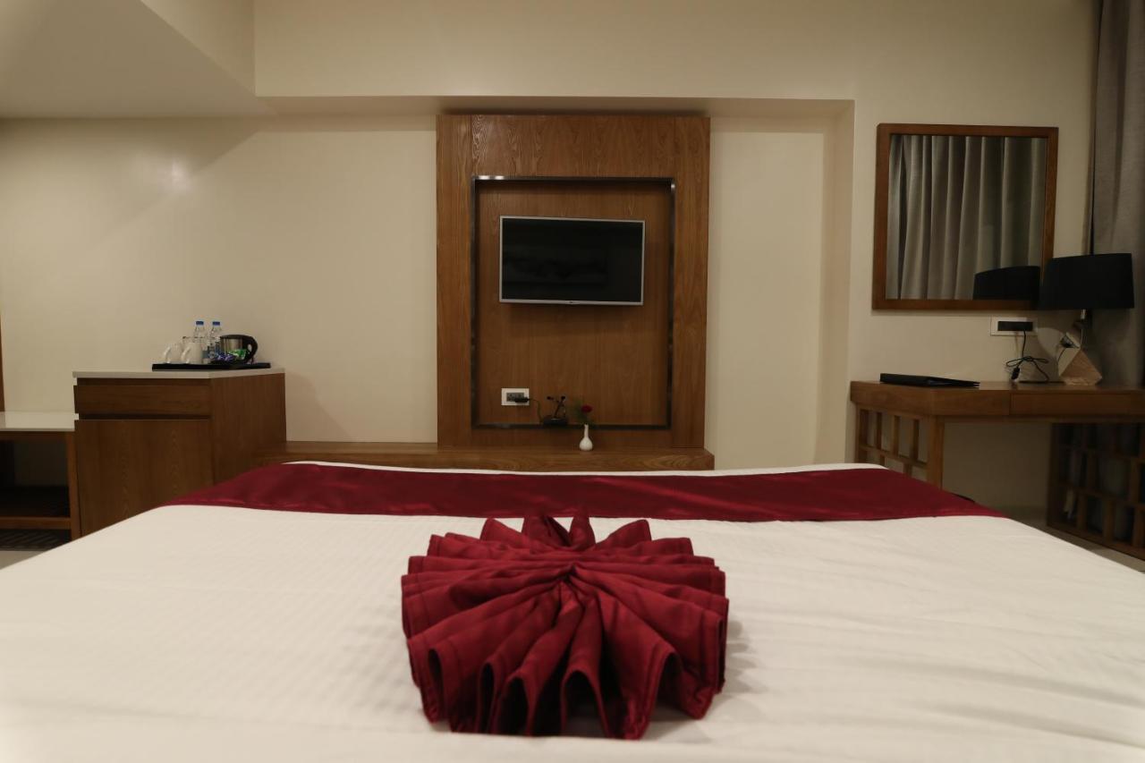 Sri Sri Sri Hotel Khammam Екстериор снимка