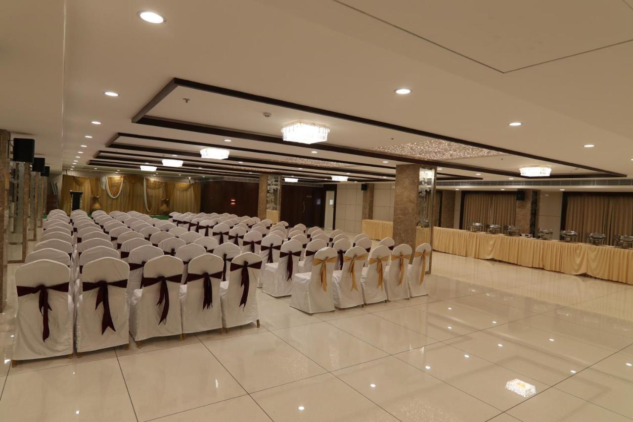 Sri Sri Sri Hotel Khammam Екстериор снимка