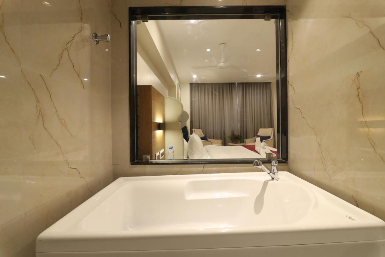 Sri Sri Sri Hotel Khammam Екстериор снимка