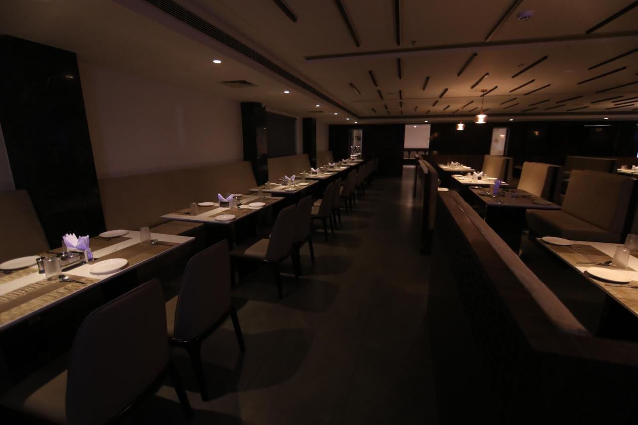 Sri Sri Sri Hotel Khammam Екстериор снимка
