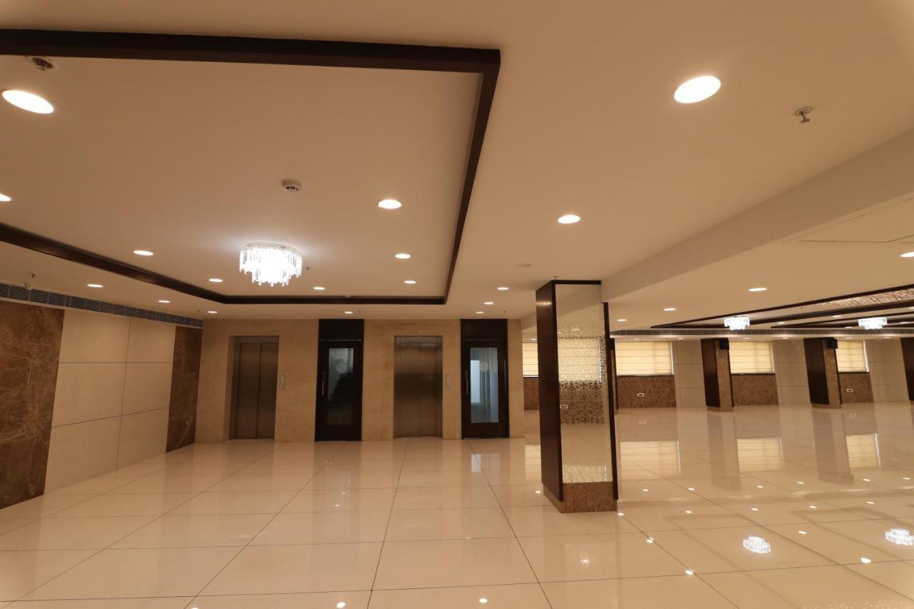 Sri Sri Sri Hotel Khammam Екстериор снимка