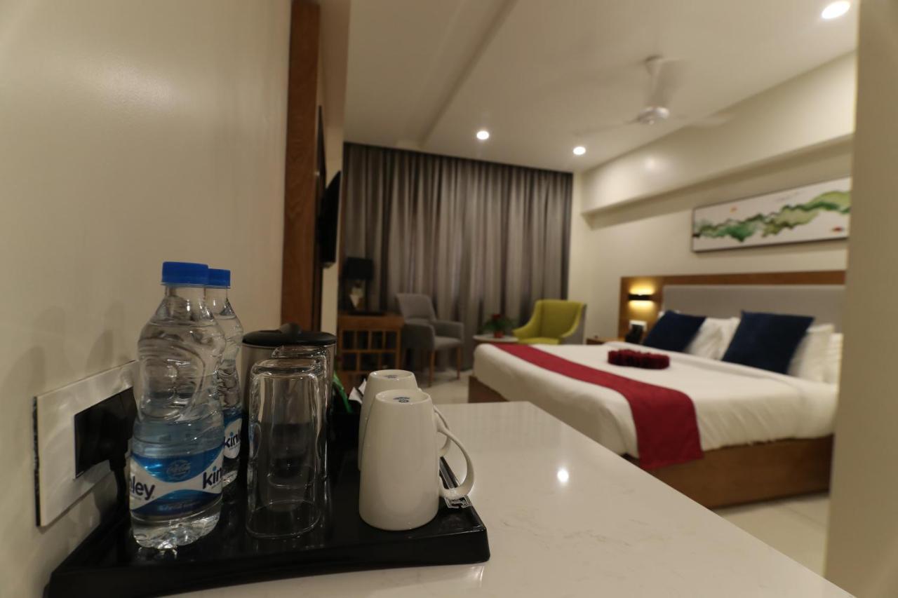 Sri Sri Sri Hotel Khammam Екстериор снимка