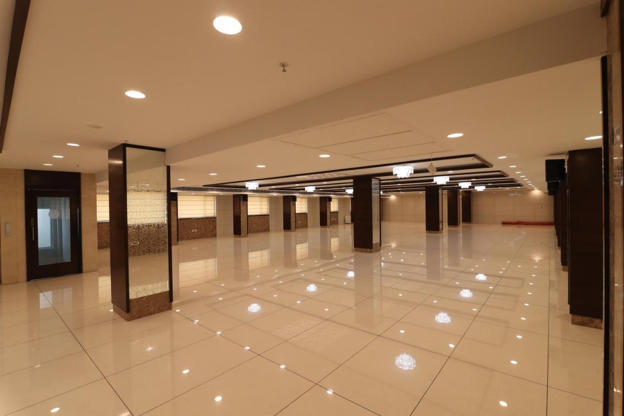 Sri Sri Sri Hotel Khammam Екстериор снимка