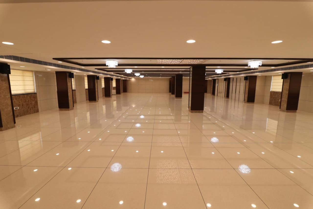 Sri Sri Sri Hotel Khammam Екстериор снимка