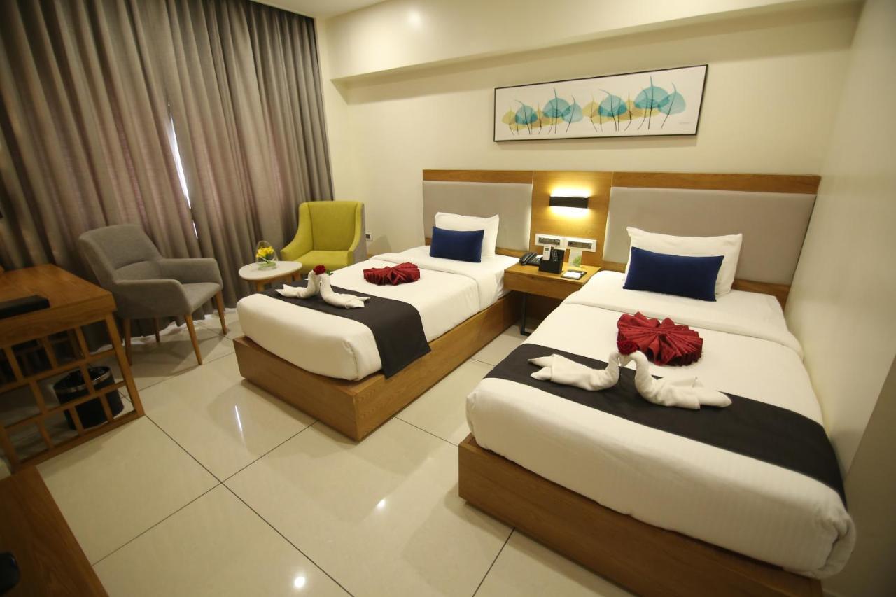 Sri Sri Sri Hotel Khammam Екстериор снимка