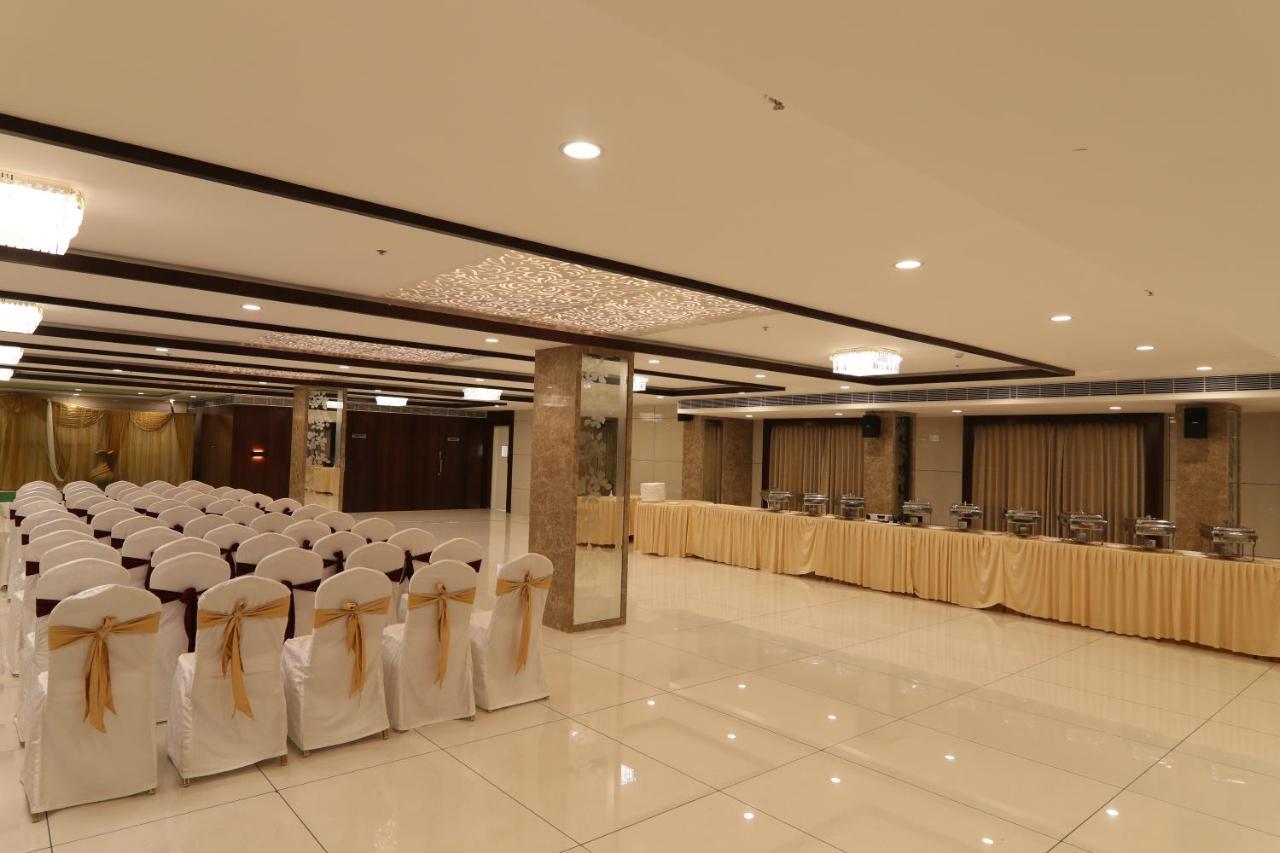 Sri Sri Sri Hotel Khammam Екстериор снимка