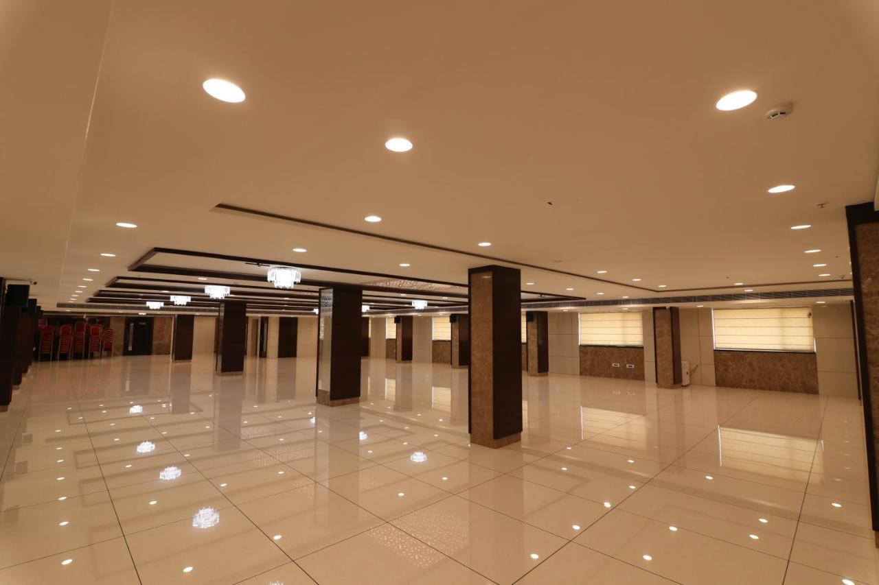 Sri Sri Sri Hotel Khammam Екстериор снимка