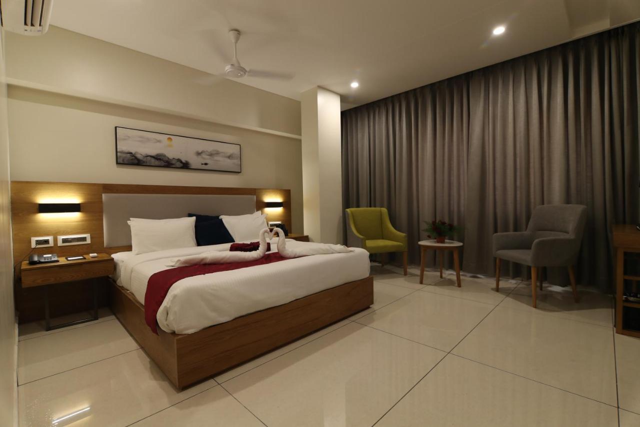 Sri Sri Sri Hotel Khammam Екстериор снимка