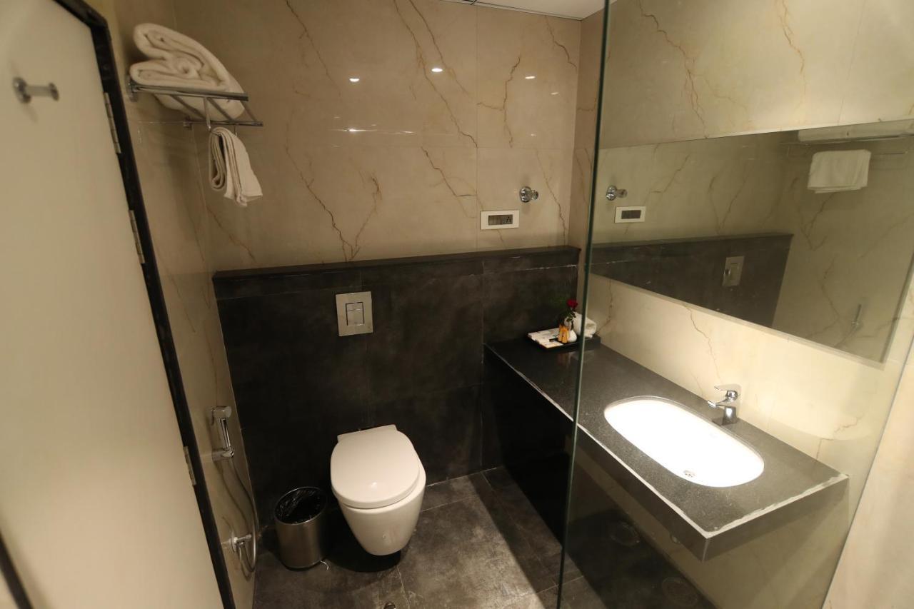 Sri Sri Sri Hotel Khammam Екстериор снимка
