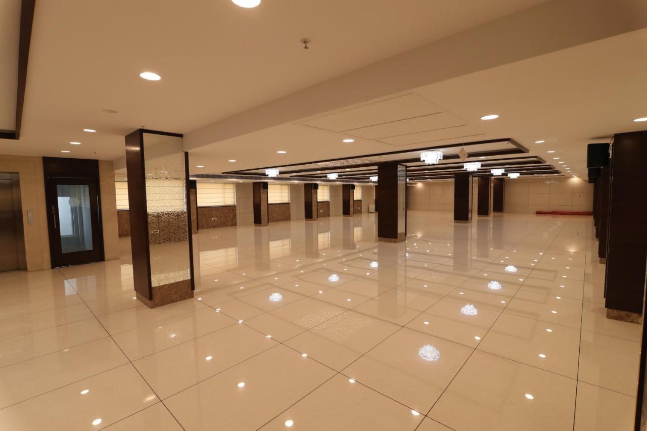 Sri Sri Sri Hotel Khammam Екстериор снимка
