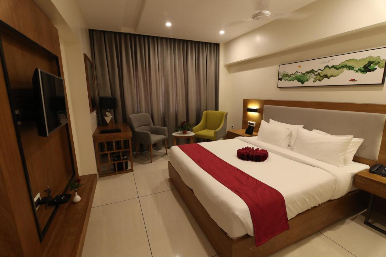 Sri Sri Sri Hotel Khammam Екстериор снимка